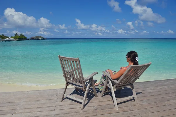 Mujer feliz disfrutar de la hora de verano — Foto de Stock