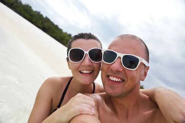 Heureux jeune couple avoir du plaisir sur été — Photo