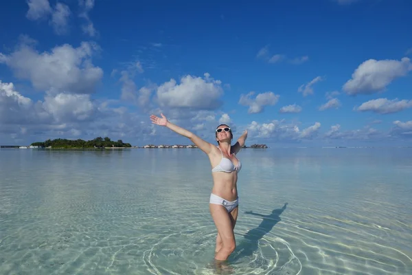 Gelukkige vrouw genieten van zomertijd — Stockfoto