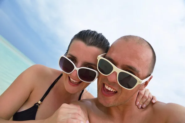 Счастливая молодая пара веселится летом — стоковое фото