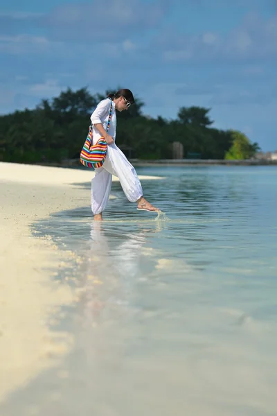 Glückliche Frau genießt Sommerzeit — Stockfoto