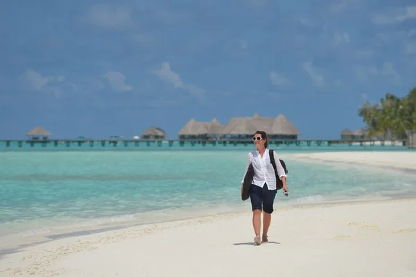 Gelukkige vrouw genieten van zomertijd — Stockfoto