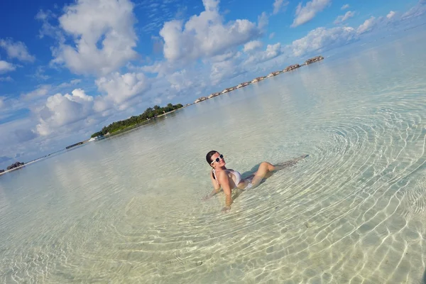 Mulher feliz desfrutar de tempo de verão — Fotografia de Stock