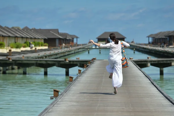 Glückliche Frau genießt Sommerzeit — Stockfoto