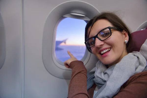 Женщина в самолете путешествия — стоковое фото