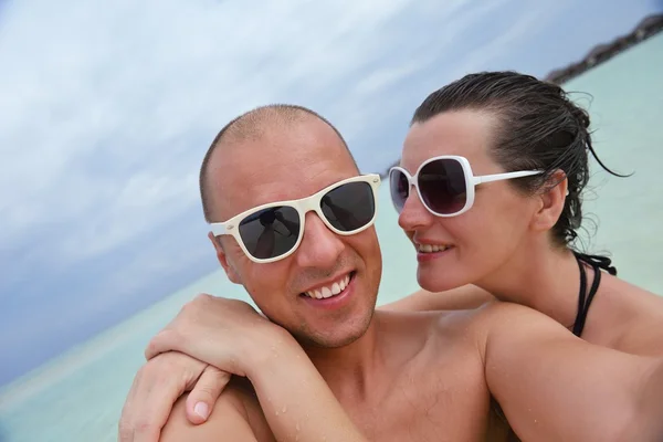 Feliz pareja joven divertirse en verano — Foto de Stock