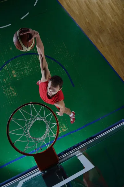 Basketballspieler in Aktion — Stockfoto