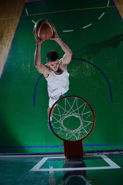 Jogador de basquete em ação — Fotografia de Stock