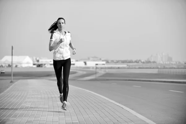 Vrouw joggen in de ochtend — Stockfoto