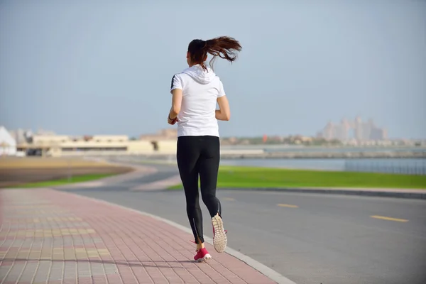 Kobieta bieganie rano — Zdjęcie stockowe