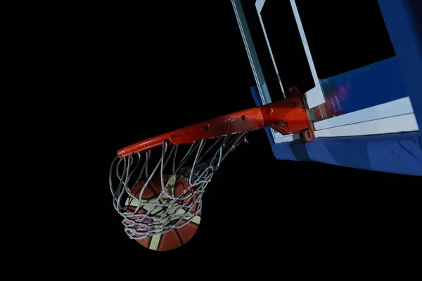 篮球球和黑色背景上的网 — 图库照片