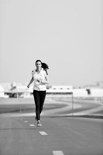 Donna che fa jogging al mattino — Foto Stock