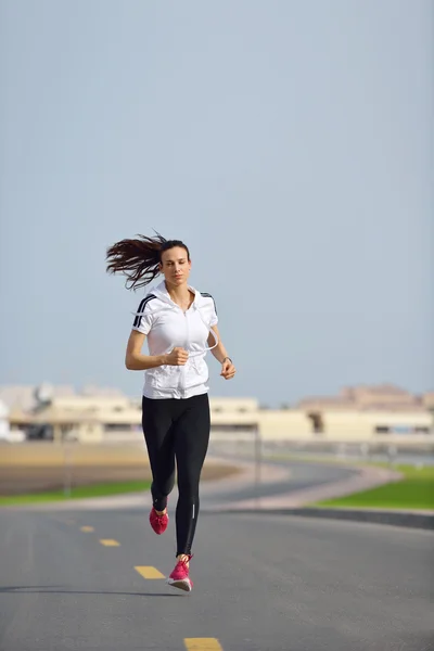 Vrouw joggen in de ochtend — Stockfoto