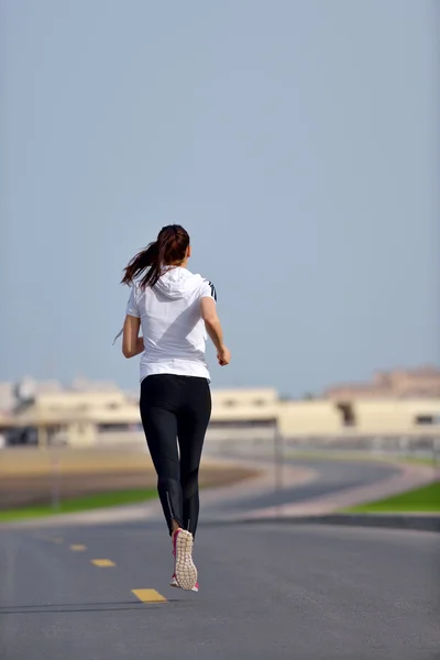 Женщина бегает по утрам — стоковое фото