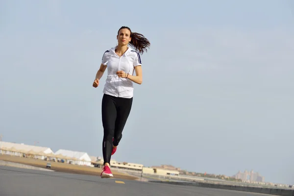 朝のジョギングの女性 — ストック写真