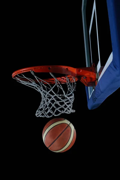 Bola de basquete e rede no fundo preto — Fotografia de Stock