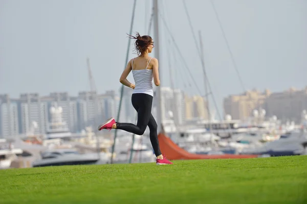 女人在早上慢跑 — 图库照片