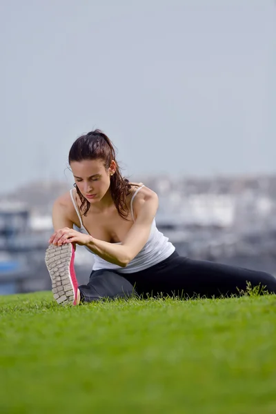 Junge schöne Frau joggt am Morgen — Stockfoto