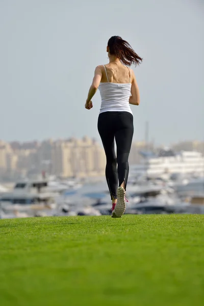 Mujer corriendo por la mañana — Foto de Stock