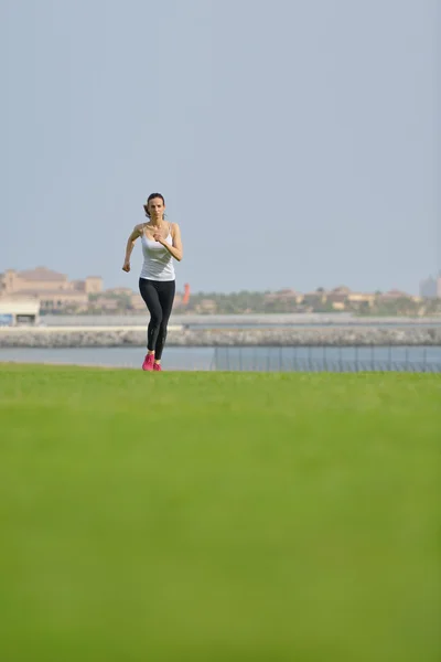 Donna che fa jogging al mattino — Foto Stock