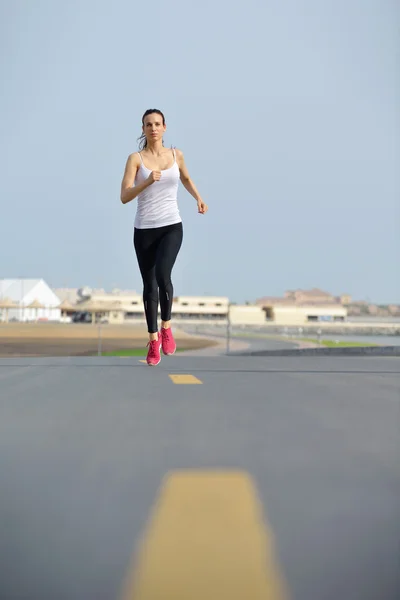 Mujer corriendo por la mañana — Foto de Stock