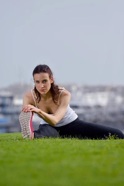 Jonge mooie vrouw op ochtend joggen — Stockfoto