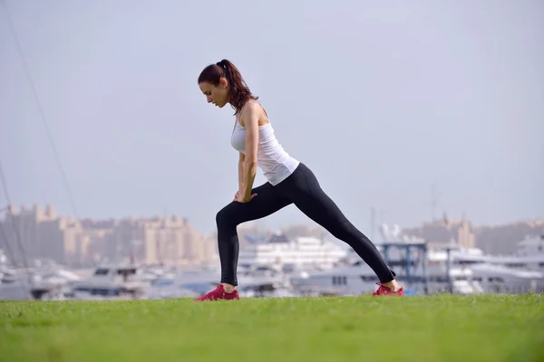 Giovane bella donna che fa jogging al mattino — Foto Stock