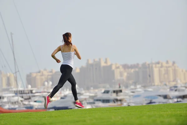 Vrouw joggen in de ochtend — Stockfoto