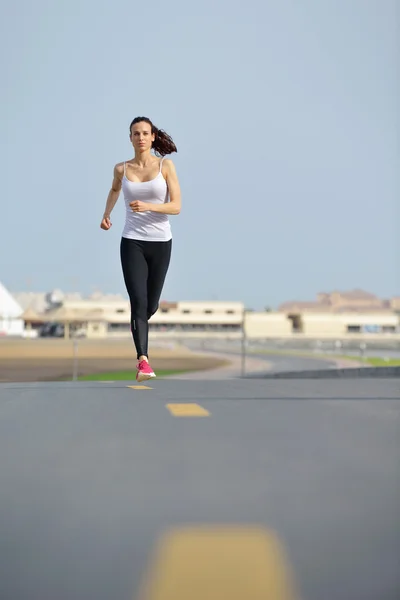 Vrouw joggen in de ochtend — Stockfoto