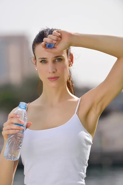 Όμορφη κοπέλα πόσιμο νερό μετά την άσκηση γυμναστήριο — Φωτογραφία Αρχείου