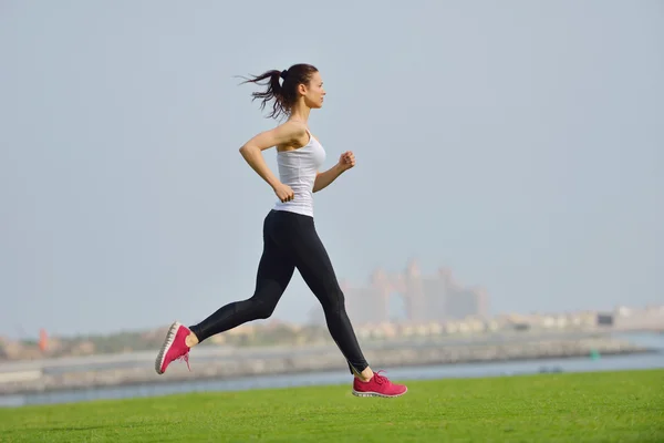 Kobieta bieganie rano — Zdjęcie stockowe