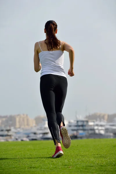 Mujer corriendo por la mañana — Foto de Stock