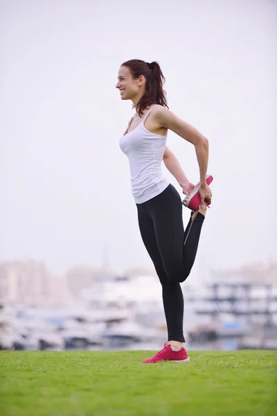 Joven hermosa mujer corriendo en la mañana — Foto de Stock