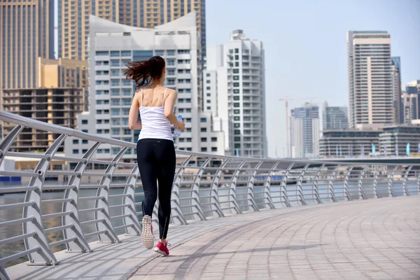 Mujer corriendo por la mañana — Foto de Stock