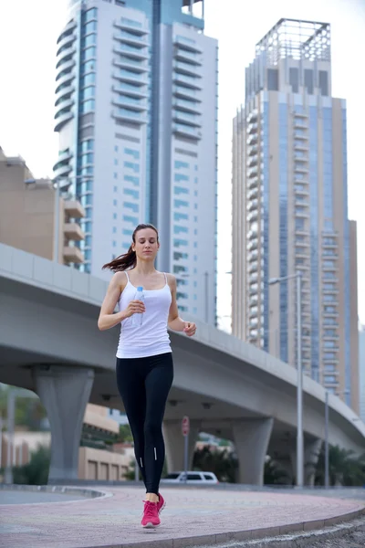 Kvinna jogga på morgonen — Stockfoto
