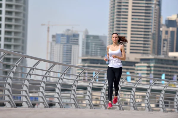 Vrouw joggen in de ochtend — Stockfoto