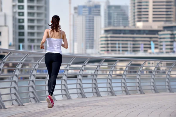 Frau joggt morgens — Stockfoto