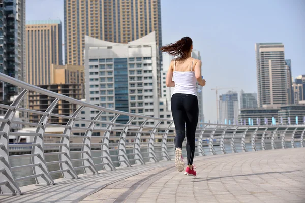 Donna che fa jogging al mattino — Foto Stock