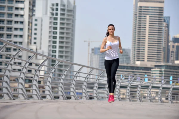 Vrouw joggen in de ochtend — Stockfoto