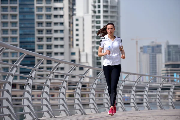 Kvinna jogga på morgonen — Stockfoto