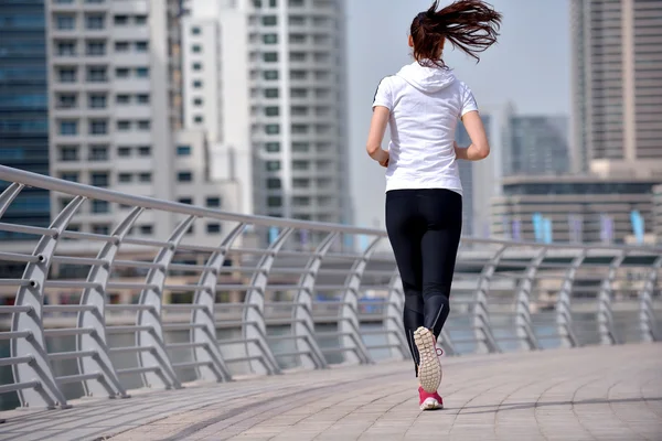 女人在早上慢跑 — 图库照片