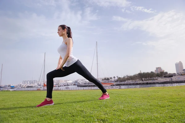 Giovane bella donna che fa jogging al mattino — Foto Stock