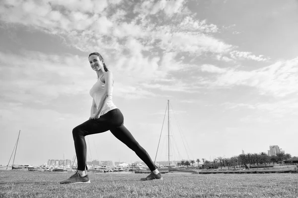 Unga vackra kvinnan jogging på morgonen — Stockfoto