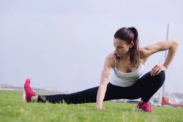 Jeune belle femme jogging le matin — Photo