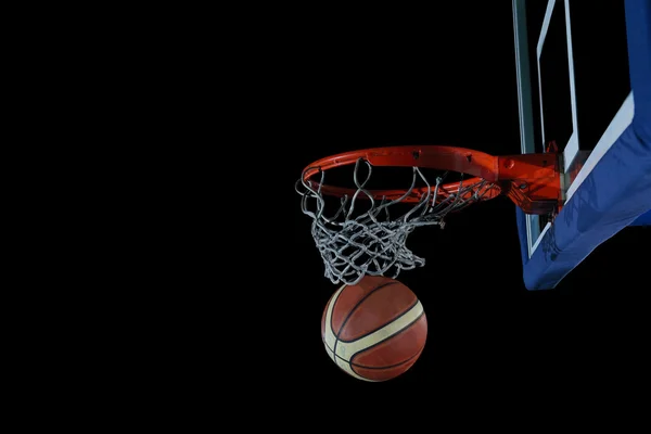 Баскетбольний м'яч і сітка на чорному тлі — стокове фото