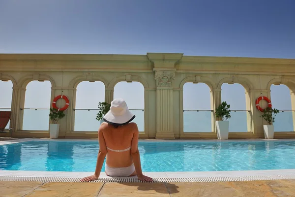 Mujer feliz en la piscina —  Fotos de Stock