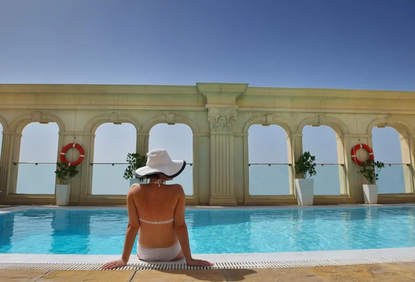 Glückliche Frau im Schwimmbad — Stockfoto