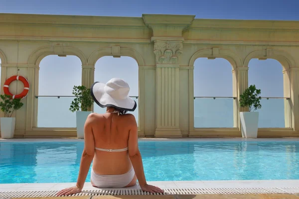 Happy woman in swimming pool — Stock Photo, Image