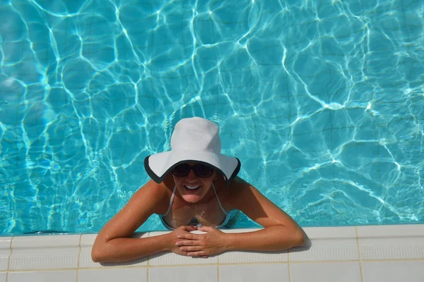 Donna felice in piscina — Foto Stock