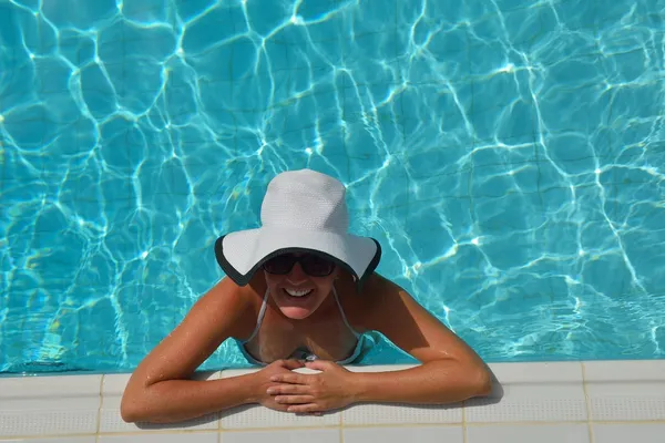Mujer feliz en la piscina —  Fotos de Stock